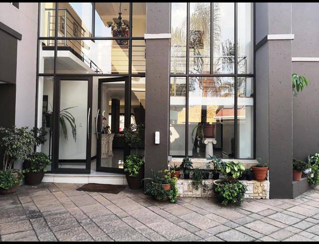 6 BEDROOM HOUSE FOR SALE IN SUNWARD PARK